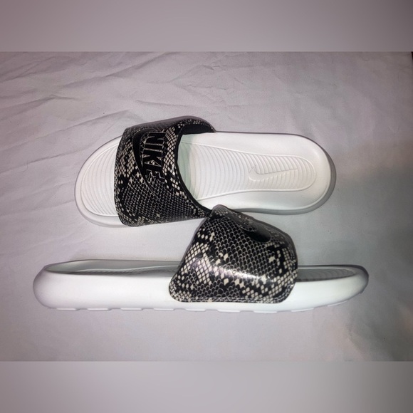 🔥NWOT🔥 Nike Victori One
Women's Snakeskin Print Slides W7 - Picture 3 of 7